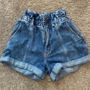 Abercrombie & fitch 80’s paperbag short. Ultra high rise.